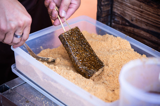 Sianlihan verikakku on eräänlainen taiwanilainen ruoka, joka on valmistettu riisistä ja verestä. Sitä myydään yleensä ruokakojulla tai yötorilla Taiwanissa. Se maistuu erittäin herkulliselta, kun se on päällystetty maapähkinäjauheella - Valokuva, kuva