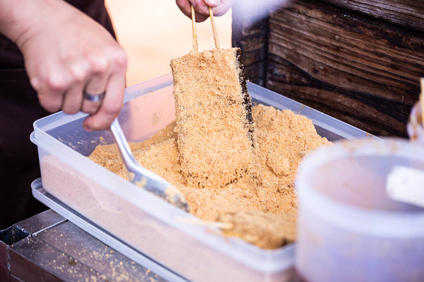Domuz kanı pastası, Tayvan 'da pirinç ve kandan yapılan bir yemektir. Genellikle Tayvan 'da bir gıda standında ya da gece pazarında satılır. Fıstık tozuyla kaplandıktan sonra çok lezzetli olacak. - Fotoğraf, Görsel