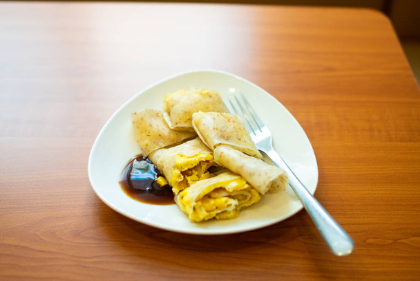 Тайванський традиційний сніданок омлетної їжі на столі
 - Фото, зображення