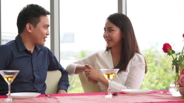 Onnellinen romanttinen pari syö lounasta ravintolassa - Materiaali, video