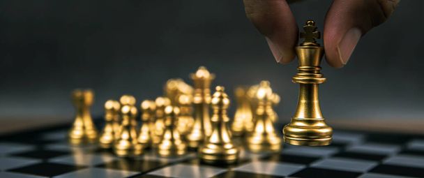 Aus nächster Nähe Königsschach aus dem goldenen Team auf Schachbrettkonzepten von Führung und Geschäftsstrategie und Risikomanagement auswählen. - Foto, Bild