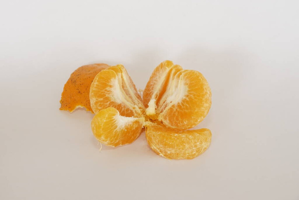 mandarinky vápno plátky na bílém pozadí - Fotografie, Obrázek