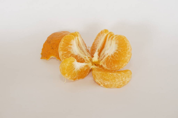 mandarijn limoenschijfjes op de witte achtergrond - Foto, afbeelding