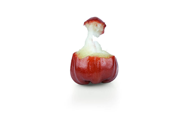 Čerstvé růžové jablko poskytuje rozpustné i nerozpustné vlákniny, odděleně izolované na bílém pozadí. - Fotografie, Obrázek