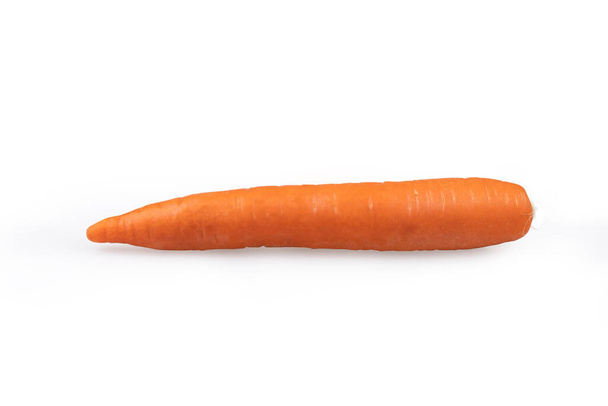 Τα καρότα χωρίζονται σε λευκό φόντο, πλούσιο σε χρήσιμες βιταμίνες και μέταλλα. - Φωτογραφία, εικόνα