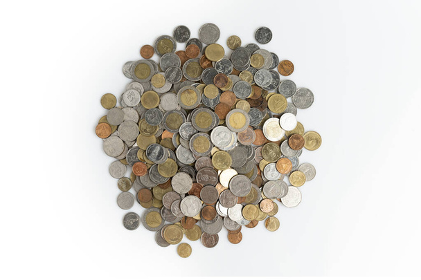 Thaise baht munten is de munteenheid van Thailand. Voor zaken. op witte achtergrond - Foto, afbeelding