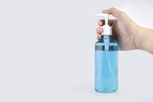 Igiene delle mani. Coronavirus corona virus alcol gel disinfettante mano pulita in bottiglia pompa isolato su sfondo bianco - Foto, immagini