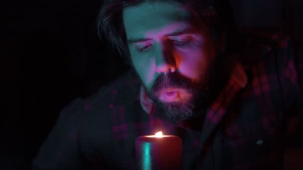 Überlebender pustet Kerze aus - Filmmaterial, Video
