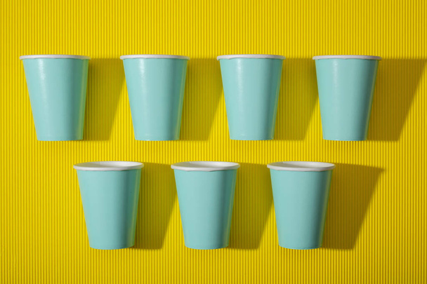Eco vasos de papel desechables sobre fondo amarillo - Foto, imagen