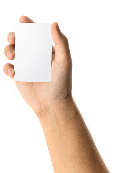 Mano masculina con tarjeta de visita en blanco sobre fondo blanco para texto o diseño Plantillas de tarjeta de crédito en blanco para uso comercial o de contacto. - Foto, imagen