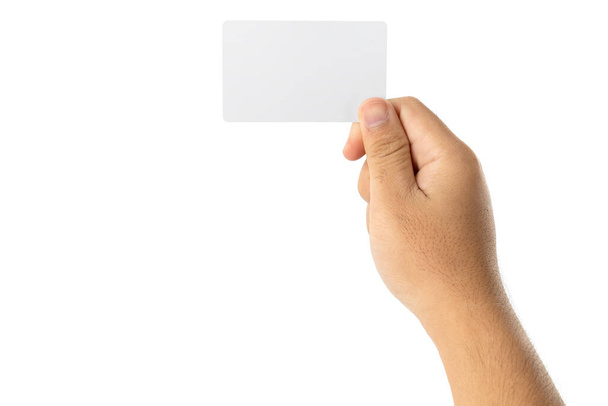 Mies, jolla on tyhjä käyntikortti valkoisella pohjalla tekstiä tai suunnittelua varten Tyhjät luottokorttimallit yhteydenpitoa tai yrityskäyttöä varten. - Valokuva, kuva