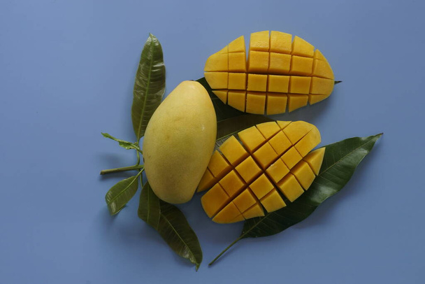 nasekané mango ovoce na modrém pozadí - Fotografie, Obrázek