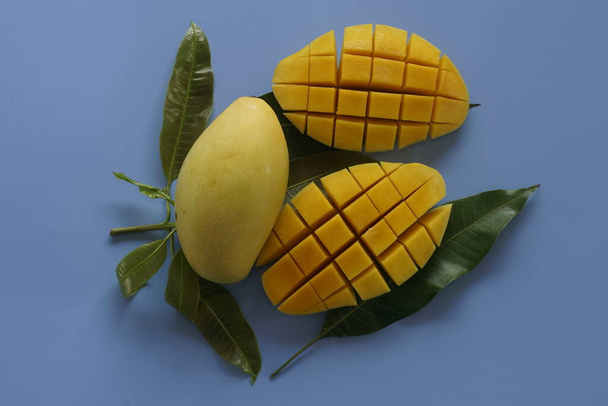 подрібнені фрукти манго на синьому фоні
 - Фото, зображення