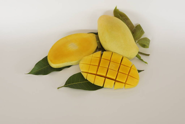 frutas de mango picadas sobre fondo blanco - Foto, Imagen