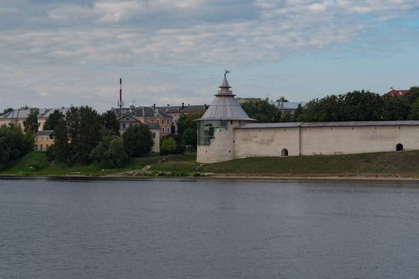 Mur i wieża Varlaam w Pskowie Krom (Kreml), Rosja - Zdjęcie, obraz