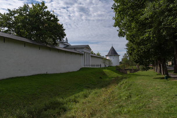 Catedral de São Miguel e Torre Taylovskaya com muralha de fortaleza de Santíssima Dormição Mosteiro de Pskovo-Pechersky. Pechory, Rússia - Foto, Imagem