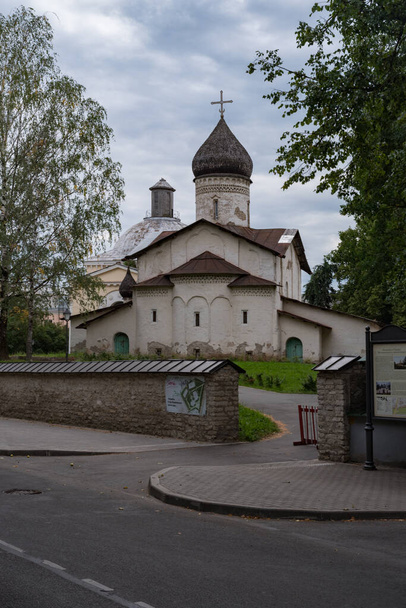 Psków, Rosja: 22 sierpnia 2020: Kościół Wniebowstąpienia Chrystusa dawnego Starego Klasztoru Wniebowstąpienia w Pskowie, Rosja - Zdjęcie, obraz
