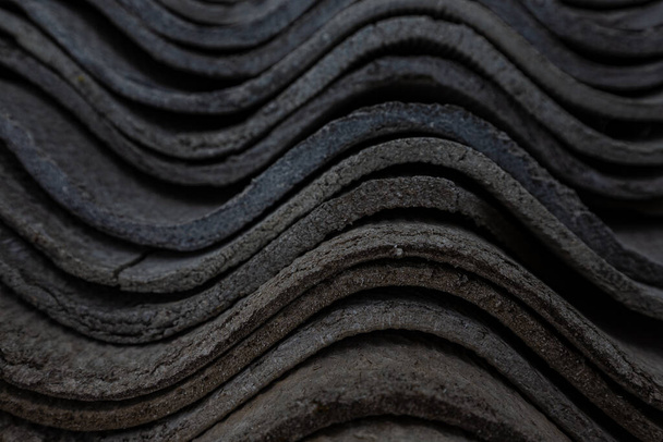 La texture de longues vagues stratifiées, toiture en ardoise de béton, tuiles solides, vieilli, battu et fissuré. Fond rétro gris abstrait. - Photo, image