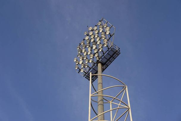 Mavi gökyüzüne karşı sahne ışıkları kulesi - Fotoğraf, Görsel