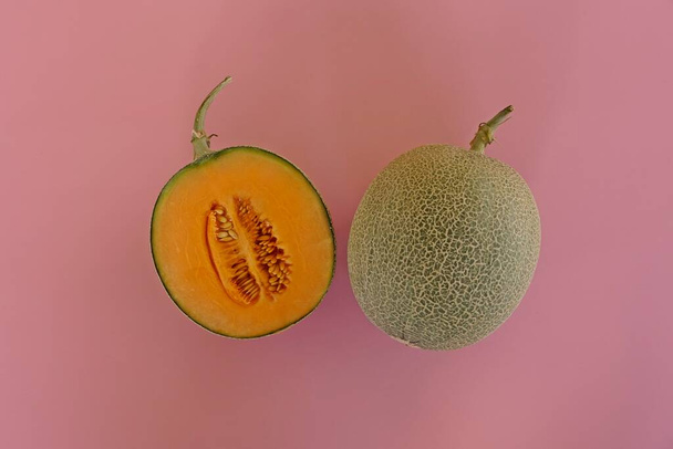 melone melata frutta sullo sfondo rosa - Foto, immagini