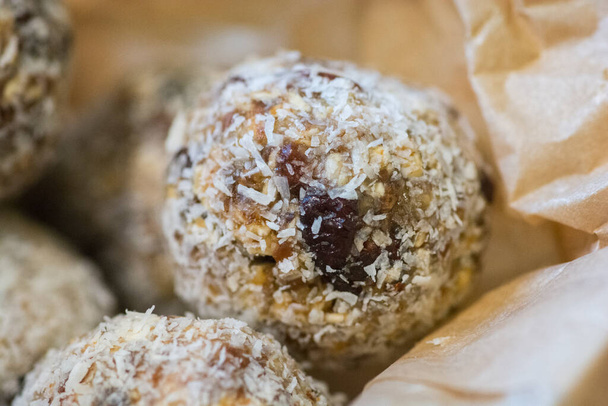 Date energy bites, een gezonde veganistische rauwe zoete ballen met dadels, noten en kokospoeder  - Foto, afbeelding