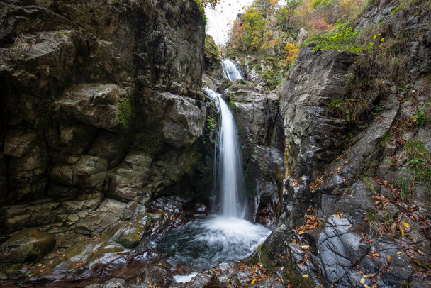 Wodospady Fotinovo (wodospad Fotinski) w Rodopes Mountain, obwód Pazardzhik, Bułgaria. Niesamowity jesienny krajobraz - Zdjęcie, obraz