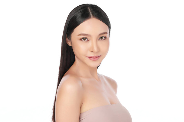 Hermosa mujer asiática joven con piel limpia y fresca sobre fondo blanco, Cuidado de la cara, Tratamiento facial, Cosmetología, belleza y spa, Retrato de mujeres asiáticas - Foto, imagen