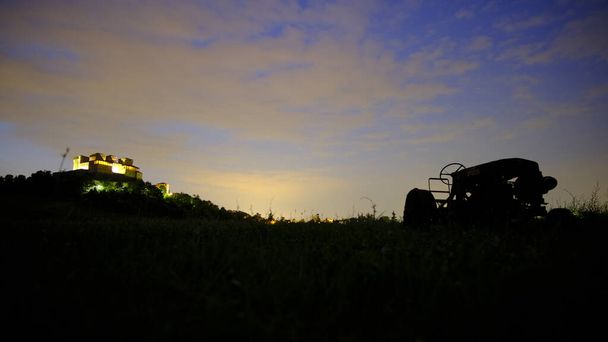 vár torrechiara parma panoráma naplementekor. Kiváló minőségű fénykép - Fotó, kép