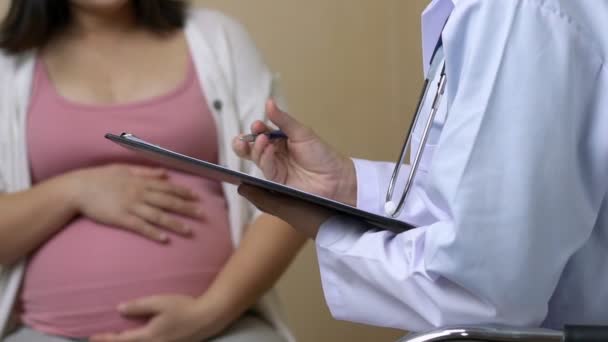 Schwangere und Frauenärztin im Krankenhaus - Filmmaterial, Video