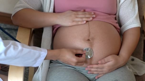 Беременная женщина и врач-гинеколог - Кадры, видео