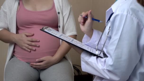 Schwangere und Frauenärztin im Krankenhaus - Filmmaterial, Video