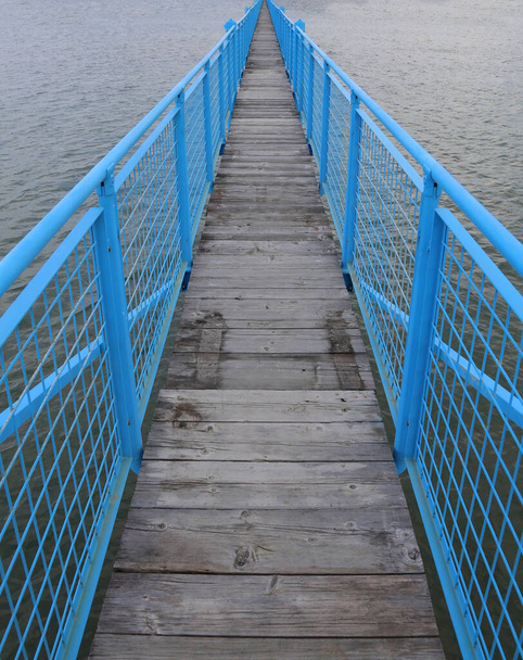 dlouhý modrý most, který vede do nekonečna uprostřed moře - Fotografie, Obrázek