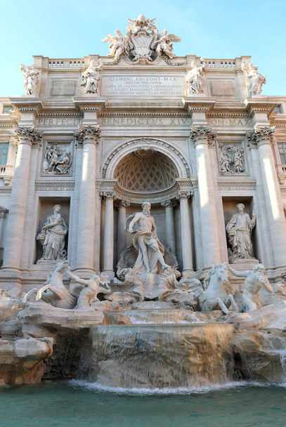 slavný Trevi kašna s Bohem Neptun v centru města Říma ve střední Itálii - Fotografie, Obrázek