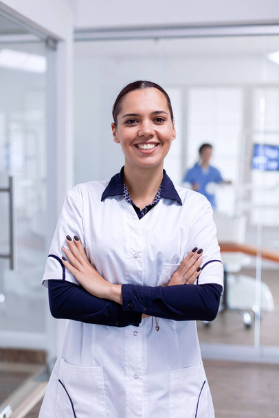 Portrait of teeth doctor in dental reception with arms crossed - Foto, imagen