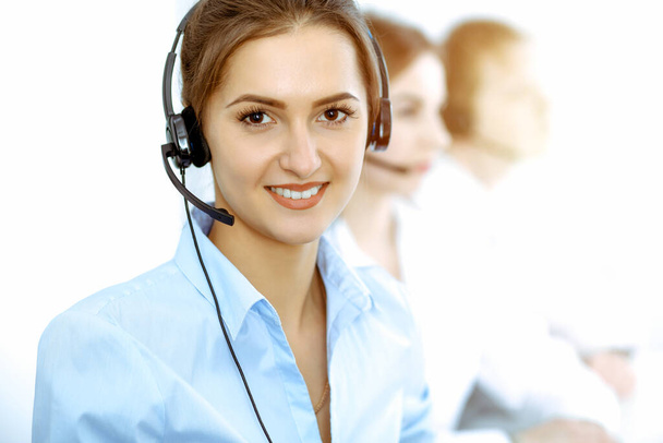 Centro de llamadas. Enfoque en hermosa mujer de negocios en auriculares - Foto, imagen