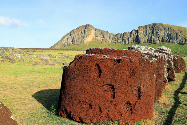 Resti dei Topknots o cappelli di statue di Moai fatte da Scoria Rossa Visualizzazione a terra a Ahu Tongariki, Isola di Pasqua, Cile - Foto, immagini
