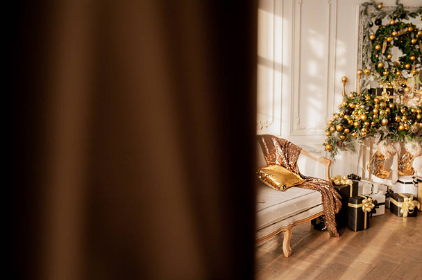 έλατο υποκατάστημα σε ψάθινο καλάθι στο παρασκήνιο των όμορφων Χριστουγέννων διακοσμημένο δωμάτιο με πολλά φώτα σε κίτρινα χρώματα, επιλεκτική εστίαση - Φωτογραφία, εικόνα