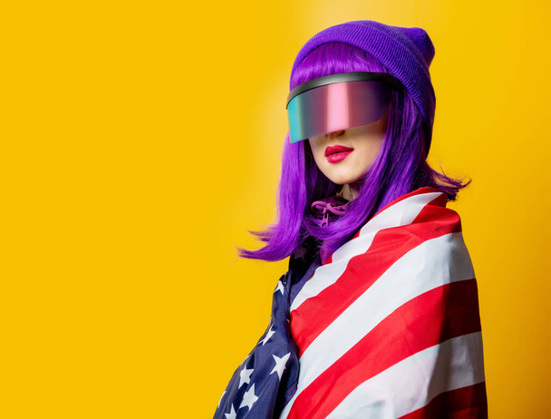 Stile donna in VR occhiali e tuta anni '80 con bandiera USA su sfondo giallo - Foto, immagini