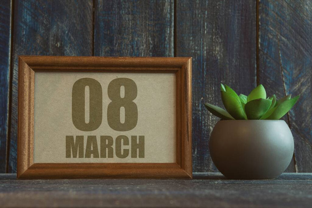 8 marzec. Dzień 8 miesiąca, data w ramce obok soczysty na drewnianym tle wiosna miesiąc, dzień koncepcji roku. - Zdjęcie, obraz