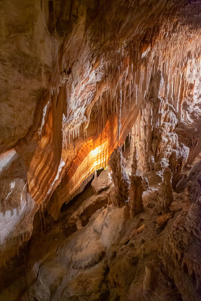 stalagmieten en stalactieten in de Drach Caves in Palma de Mallorca, Balearen, Spanje verticaal - Foto, afbeelding