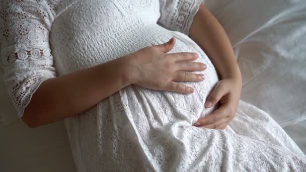Boldog terhes nő és várandós baba otthon. - Felvétel, videó