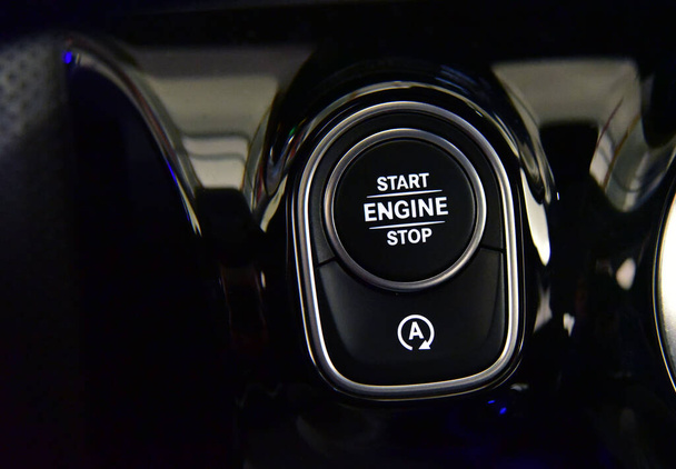 Кнопка запуску зупинки двигуна на сучасній приладовій панелі автомобіля
 - Фото, зображення