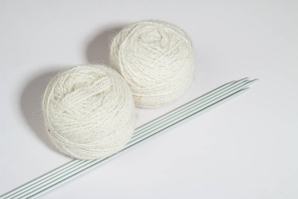 Palle di filato per lavorare a mano con ferri da maglia su uno sfondo leggero. Copia spazio - Foto, immagini