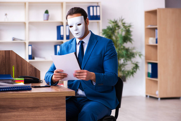 若い男性従業員がオフィスでマスクを着用 - 写真・画像