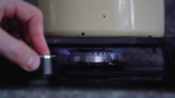 homme cuisinière à gaz dans la cuisine - Séquence, vidéo