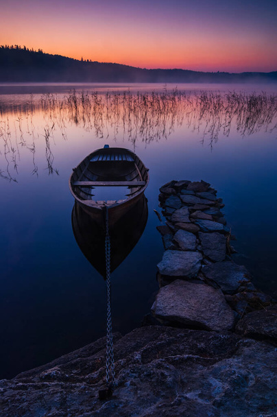 Roeiboot bij stilstaand meer in de ochtend. Lake, Zweden - Foto, afbeelding