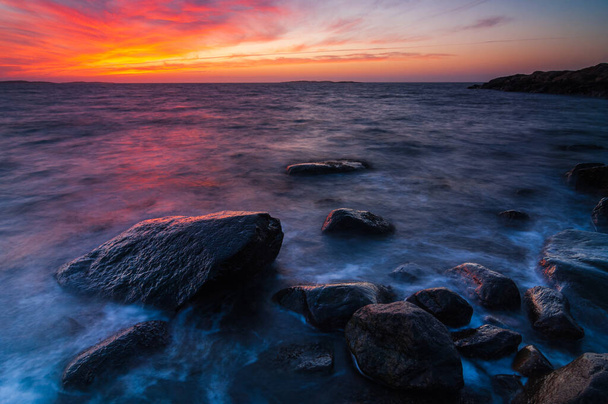 piękny kolorowy zachód słońca na wybrzeżu - Zdjęcie, obraz