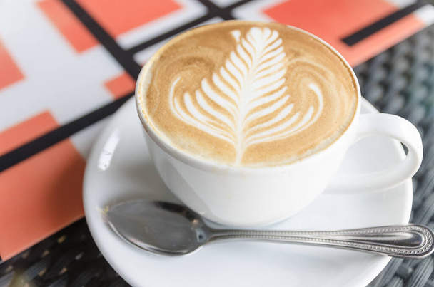 Top uitzicht latte art koffie - Foto, afbeelding
