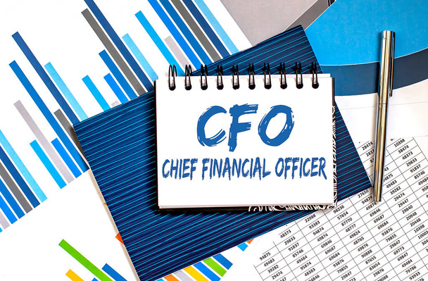 CFO Conceitos no bloco de notas com caneta e gráficos - Foto, Imagem