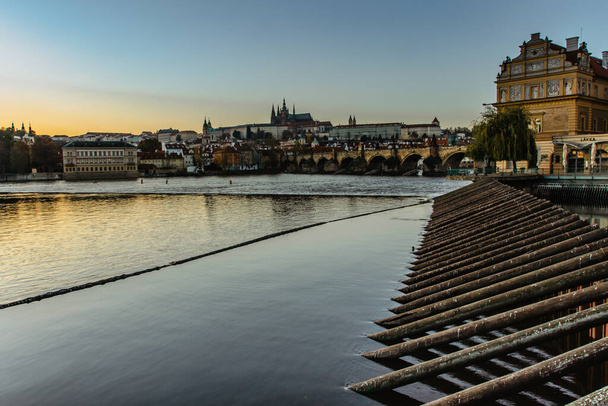Postcard άποψη της βραδιάς Πράγα πανόραμα, πρωτεύουσα της Τσεχίας δημοκρατία.Καταπληκτική ευρωπαϊκή cityscape.Prague Κάστρο, Γέφυρα του Καρόλου, Vltava ποταμού σε πολύχρωμο ηλιοβασιλέμα.Διάσημο τουριστικό προορισμό.Αστική σκηνή - Φωτογραφία, εικόνα